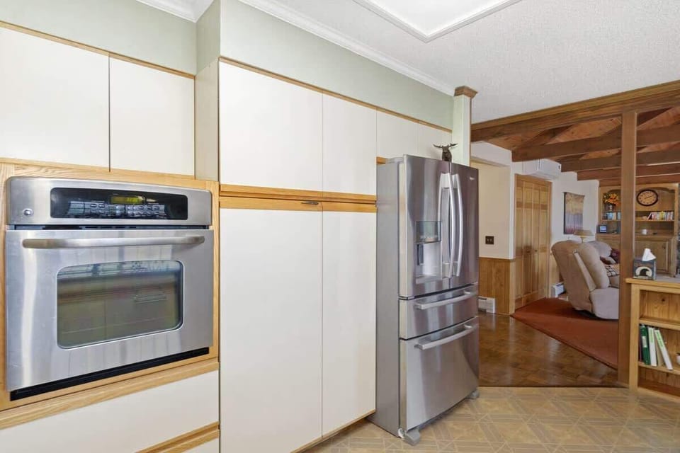 Spacious kitchen; great for entertaining and holiday meals
