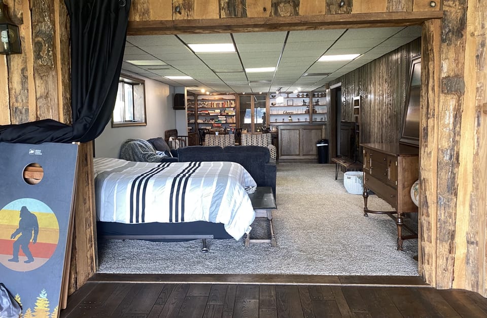 Bedroom 4 (sleeps 2): 1 queen bed (in the lower level living room).