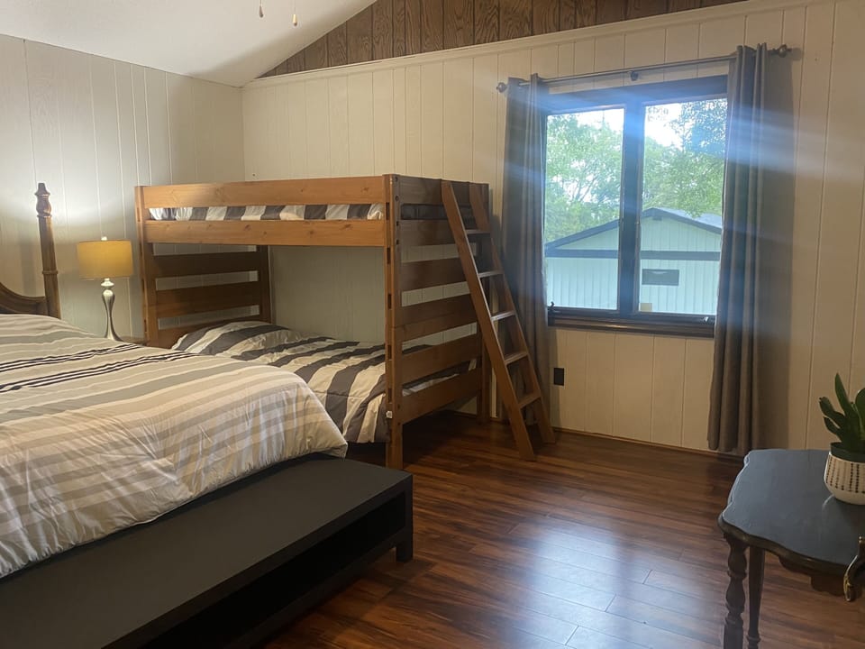 Bedroom 1 (sleeps 4): 1 queen bed and 2 twin beds.