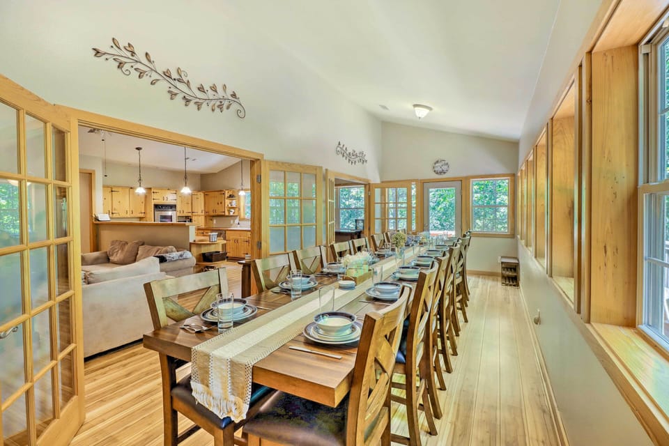 Dining Area | Dishware Provided