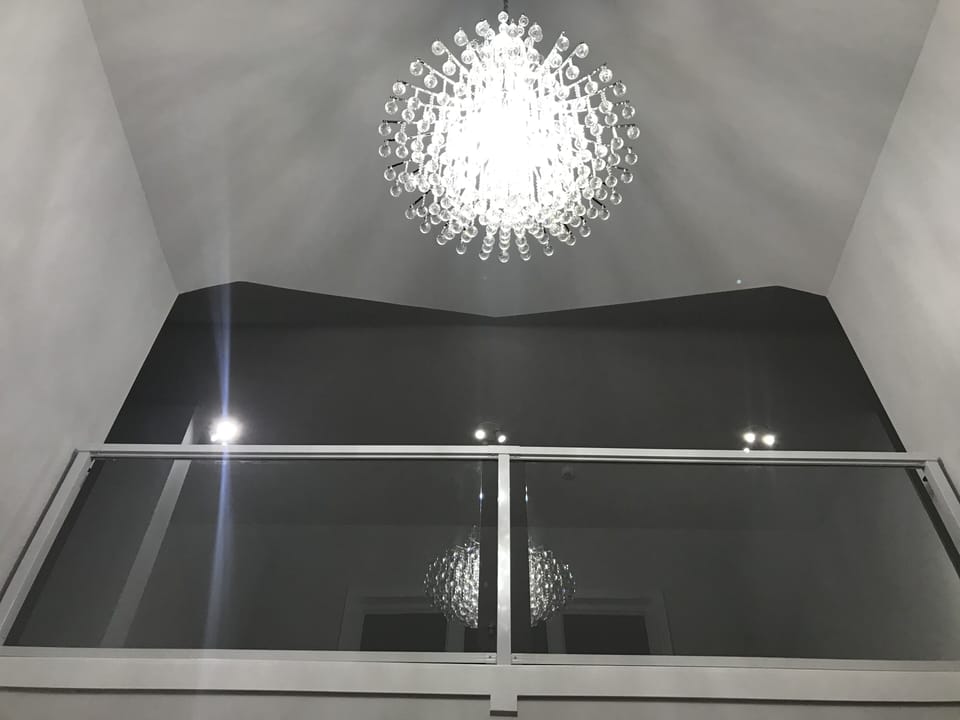 What you see above when you enter the house. Additional living room up top. 