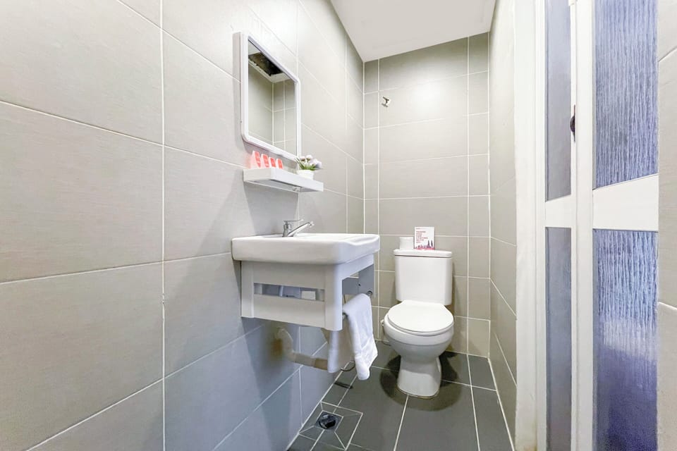 Shower, free toiletries, towels