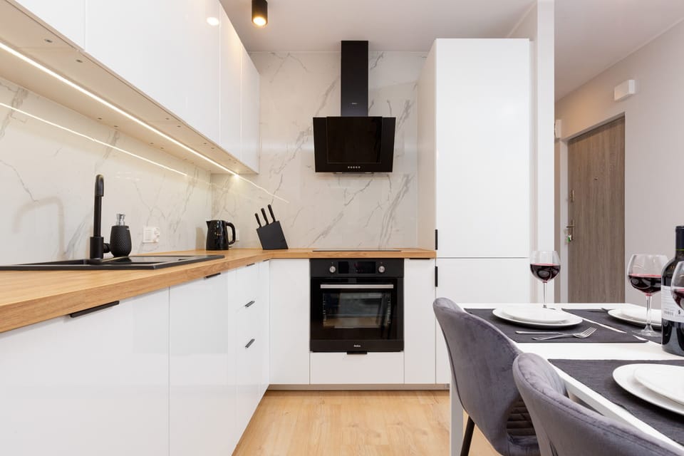 Kitchenette with plenty of kitchen utensils and dishes. 