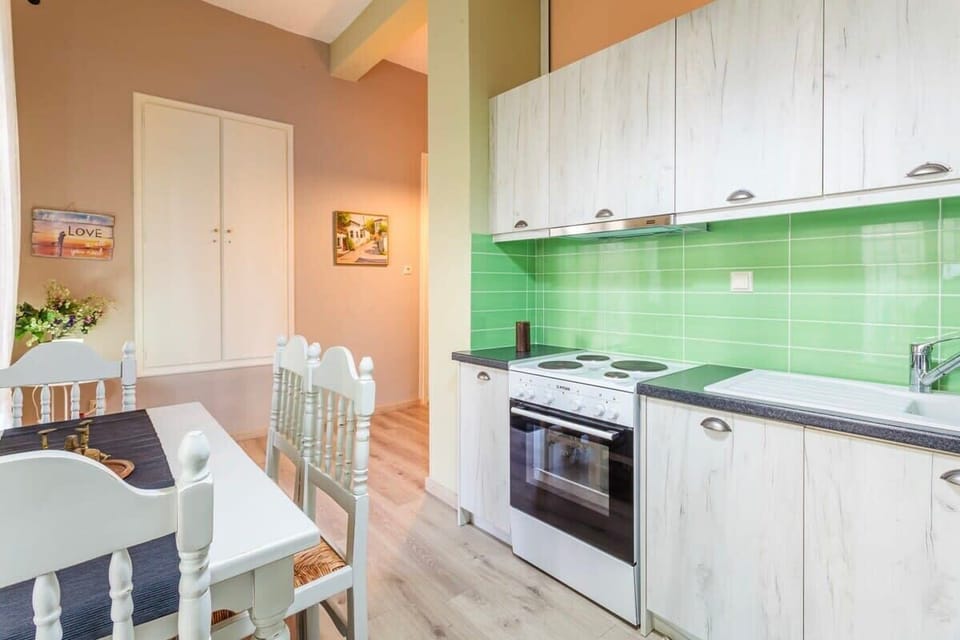 Fully equipped kitchen, with dining area