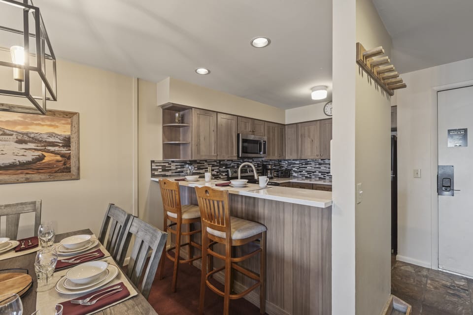 Snow Flower 127's kitchen and open concept dining area.