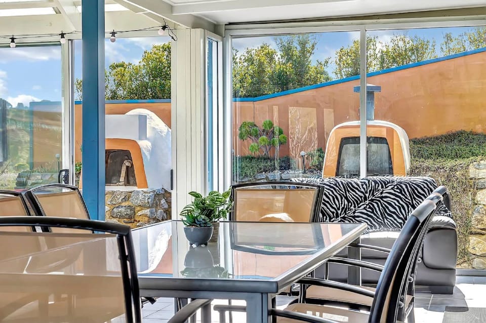 Premium Outdoor Amenities
Includes a BBQ, pizza oven, and undercover al fresco dining area with panoramic coastal backdrops.
