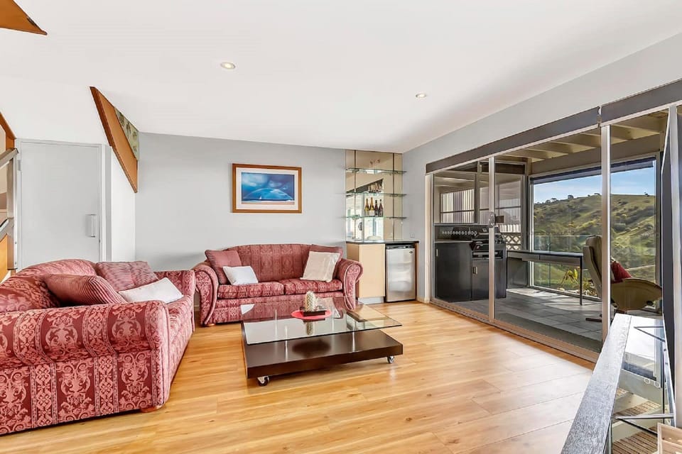 Spacious Layout for Groups and Families
Accommodates up to 14 guests across multiple bedrooms and loft space, with versatile bedding configurations.