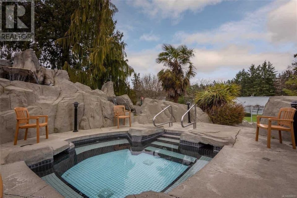 Outdoor Hot Tub - Pacific Shores