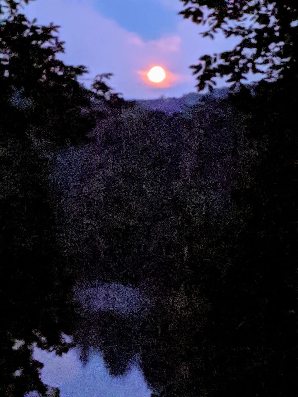 Enjoy the moon rising over the mountains -give in to a moonlight swim! 