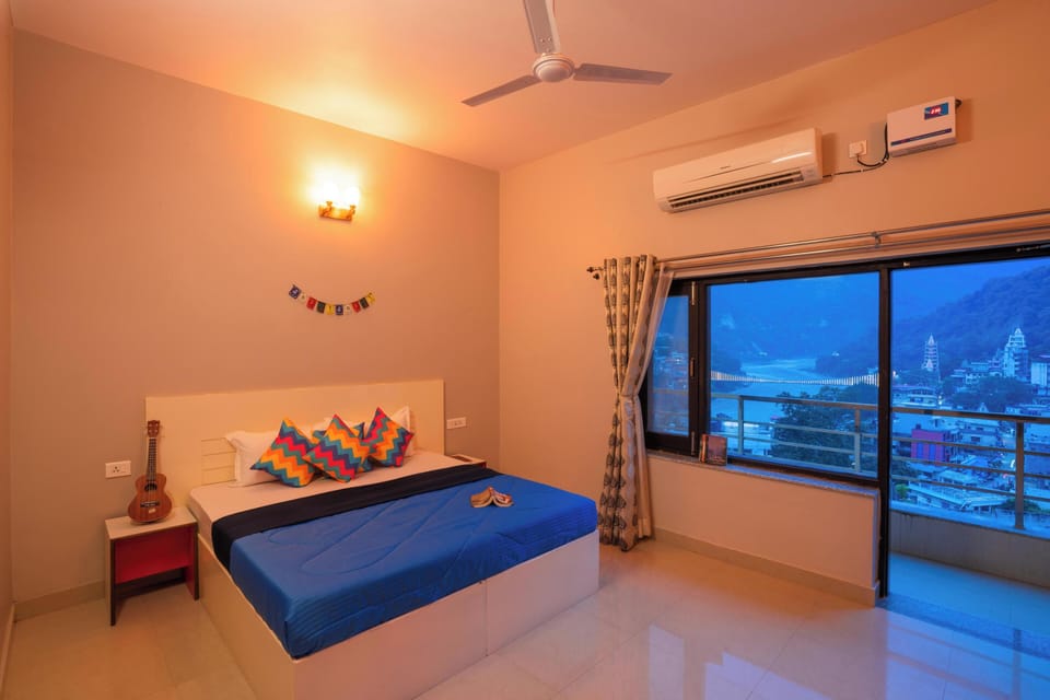 Deluxe Private A/C Room with Panoramic View and ensuite Bathroom | Free WiFi, bed sheets