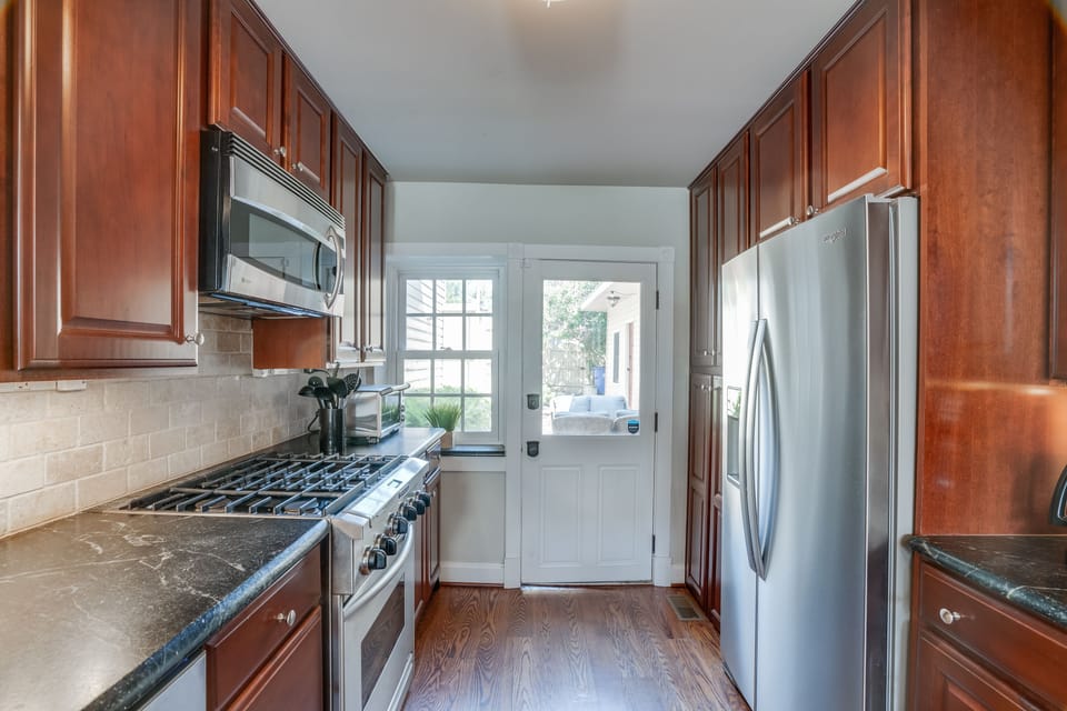 Refrigerator, with icemaker