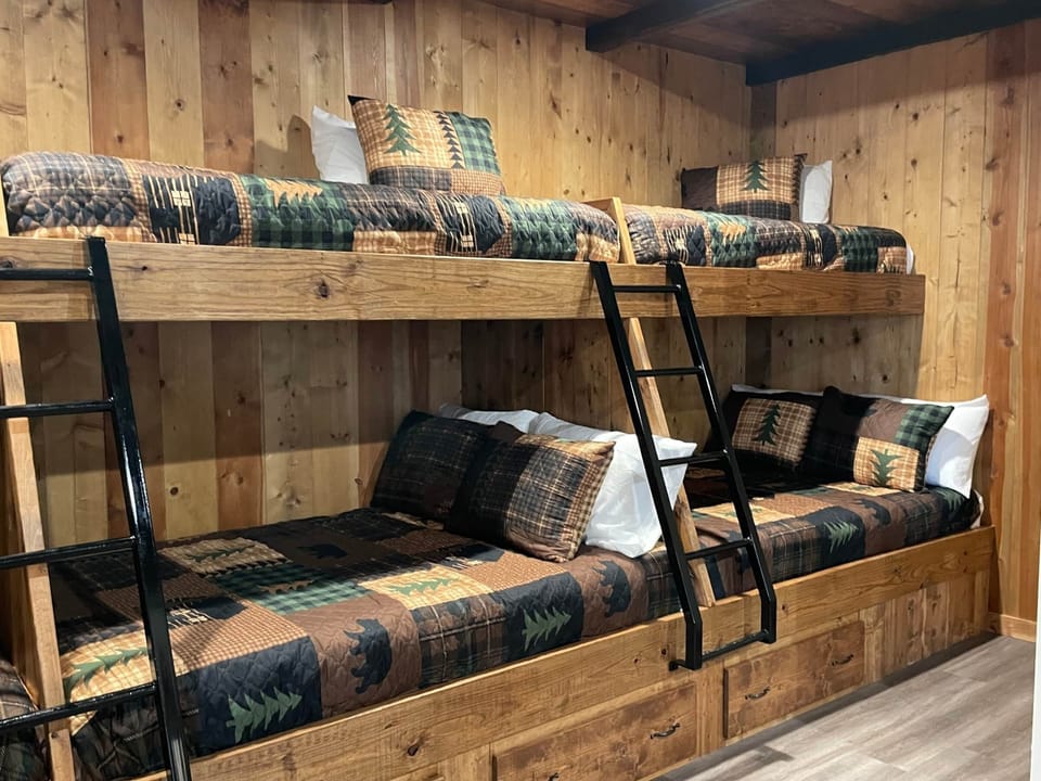 Bunk House Sleeping, Full Bottom With Twin Top (2)