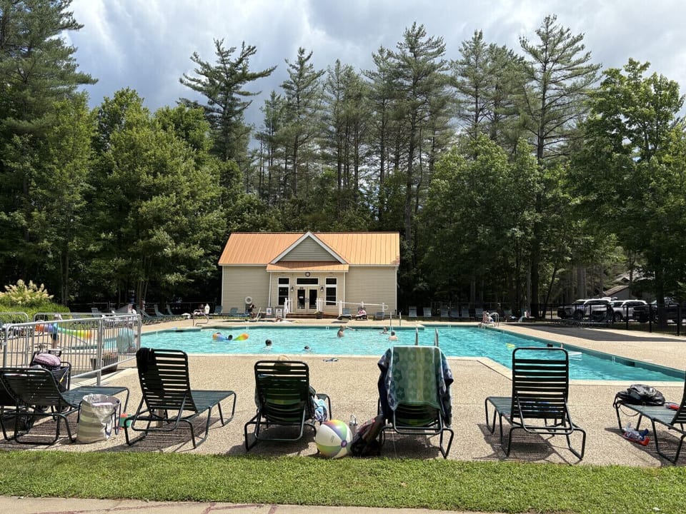 Seasonal outdoor pool/jacuzzi