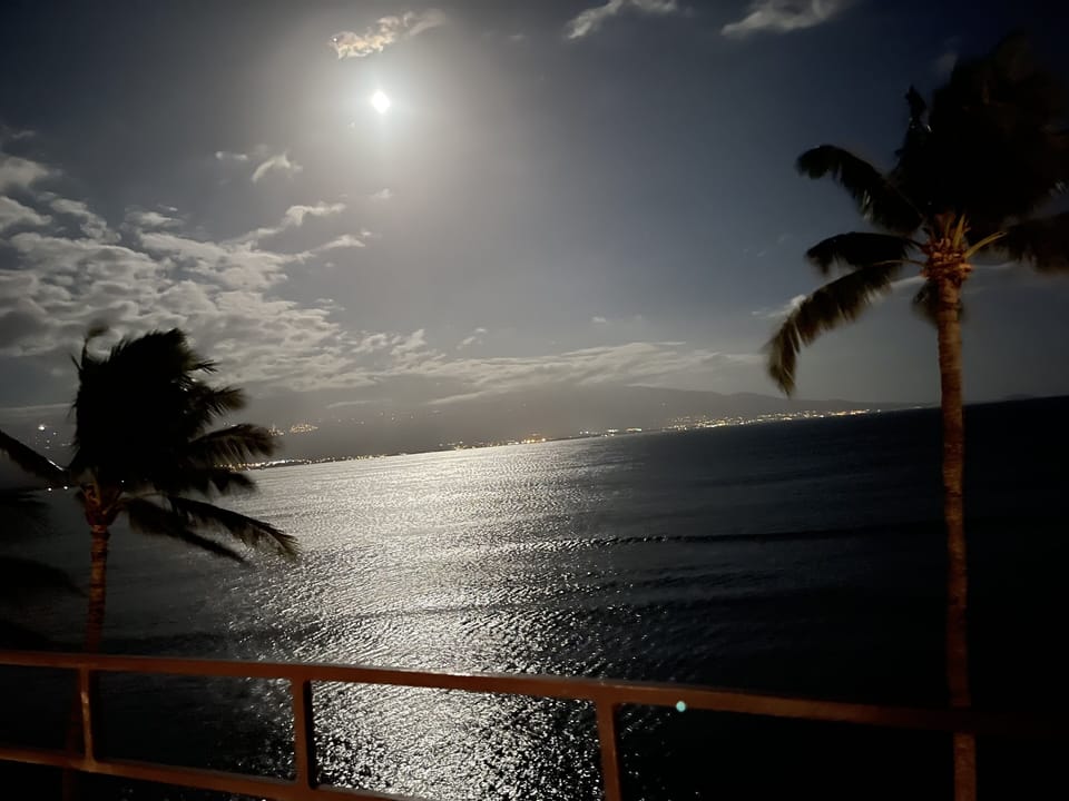 Moon rise from the lanai is to live for..
