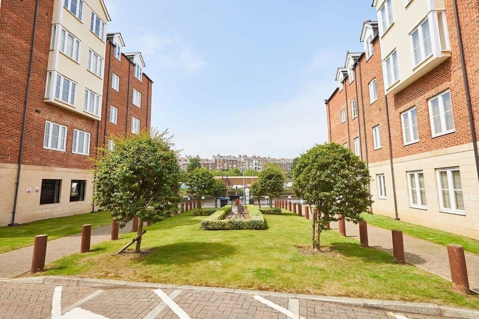 Starboard Bow, Whitby - Host & Stay