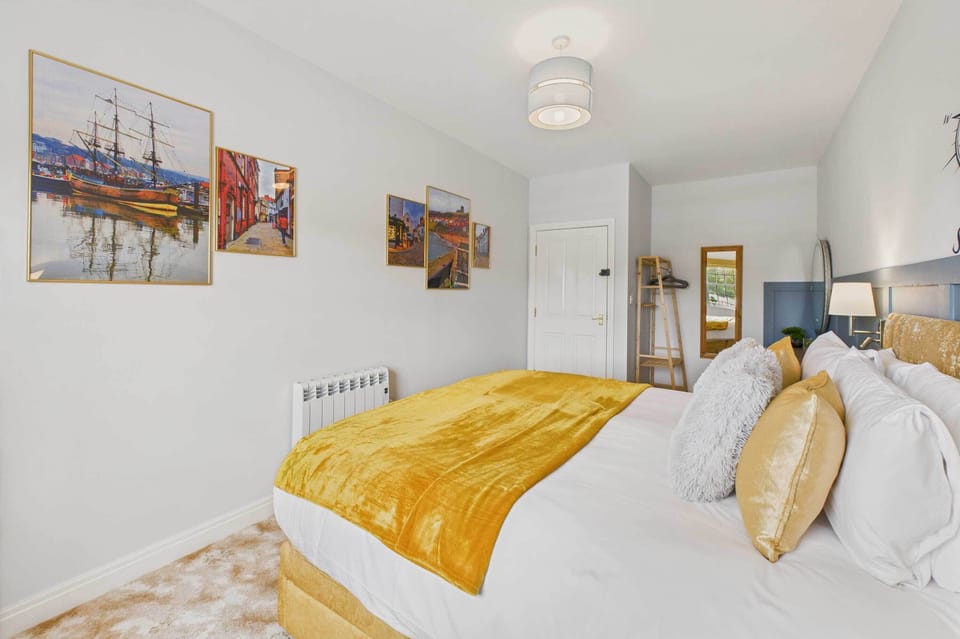 Starboard Bow, Whitby - Host & Stay