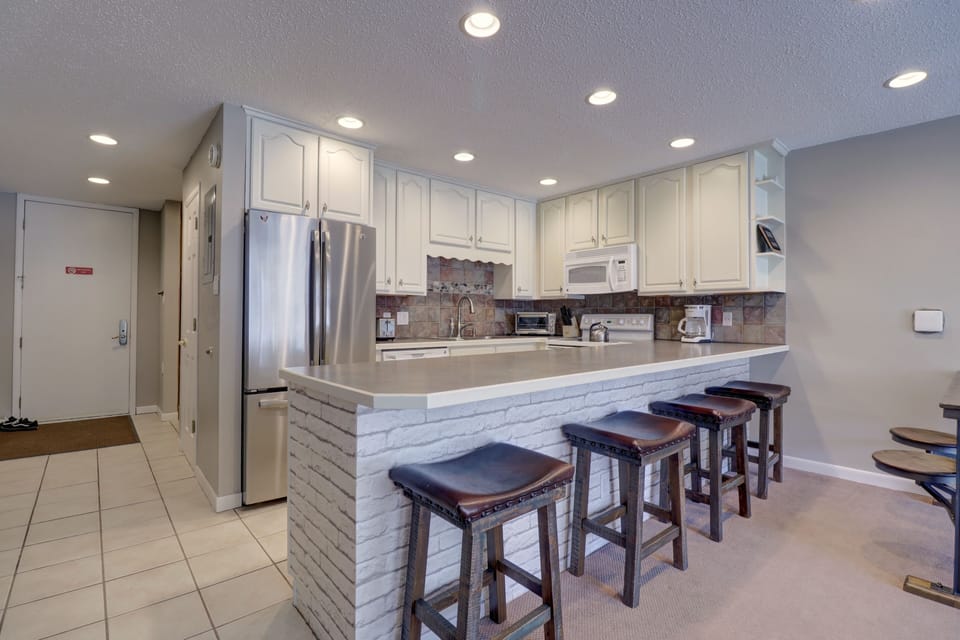 Condo, 2 Bedrooms | Private kitchen | Fridge, oven, coffee/tea maker, toaster