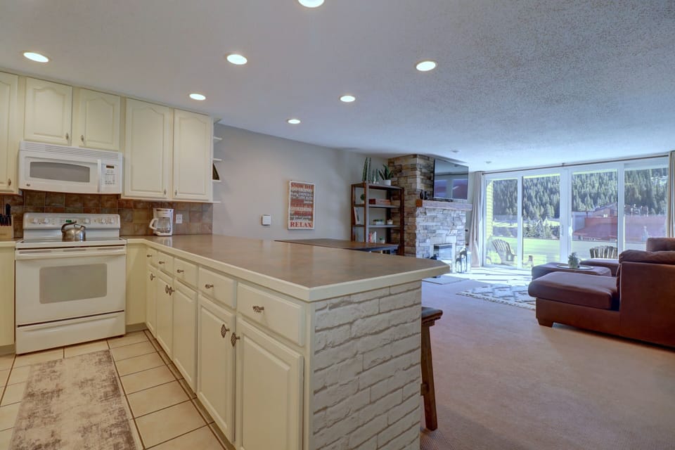 Condo, 2 Bedrooms | Private kitchen | Fridge, oven, coffee/tea maker, toaster