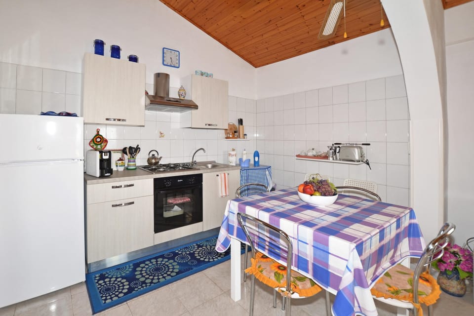 Standard House, Multiple Bedrooms, 2 Bathrooms, Sea Facing (Casa Apara) | Private kitchen | Fridge, microwave, oven, stovetop