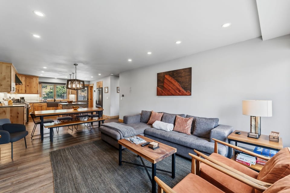 Living room: Smart TV, fireplace, views, sectional seating 
