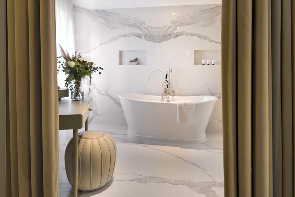 Executive Double Room | Bathroom | Free toiletries, hair dryer, bathrobes, slippers