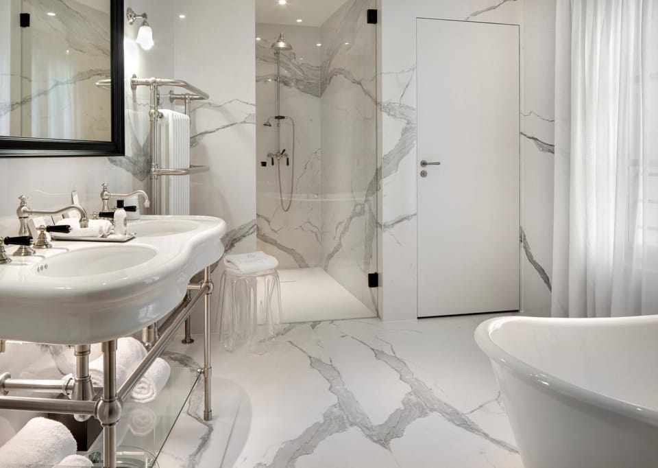 Grand Double Room | Bathroom | Free toiletries, hair dryer, bathrobes, slippers