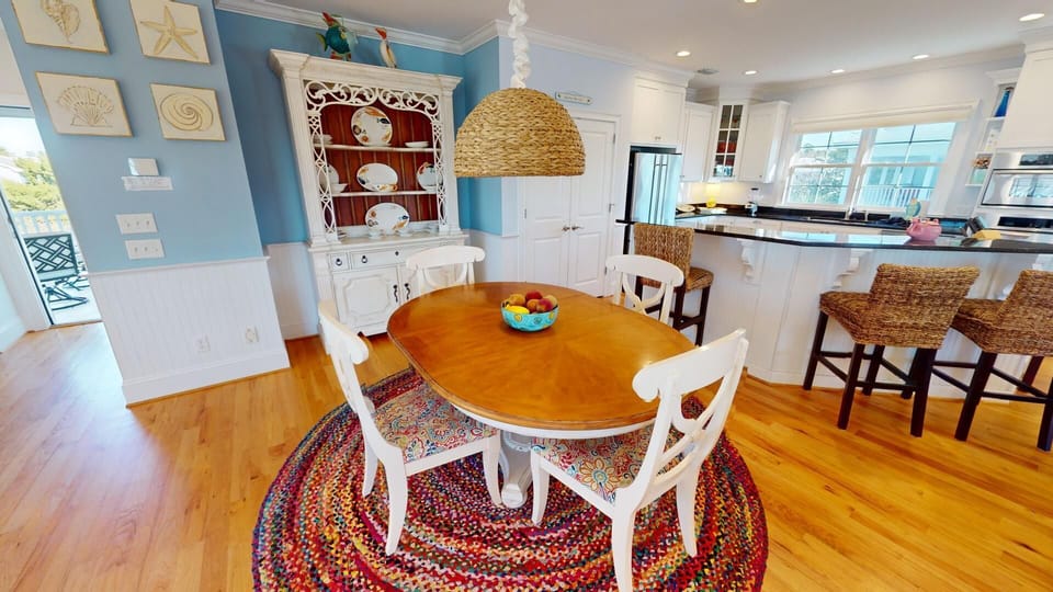 Dining Area w. Seating for Four - Third Floor