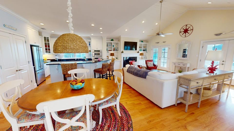 Dining Area w. Seating for Four - Third Floor