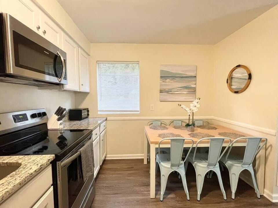Kitchen and Dining Area (2)