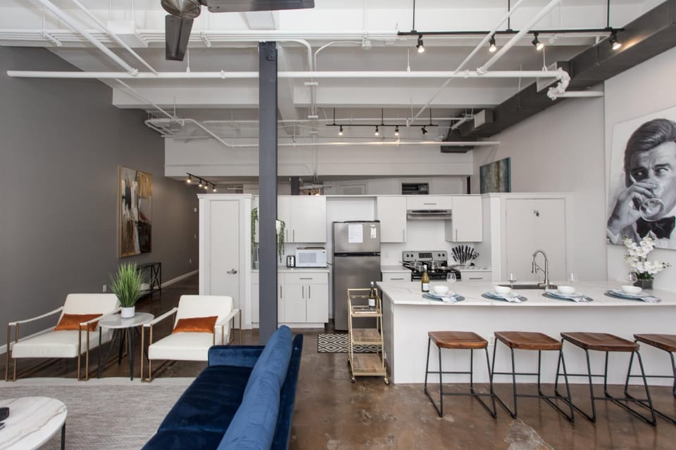 Relax in the spacious, beautifully designed living area, complete with cozy seating and chic decor, offering a perfect retreat after exploring Fort Worth’s lively downtown scene.