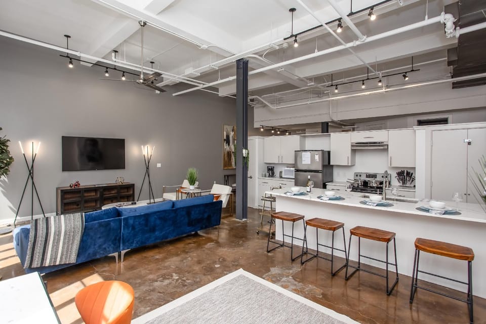 Relax in the spacious, beautifully designed living area, complete with cozy seating and chic decor, offering a perfect retreat after exploring Fort Worth’s lively downtown scene.