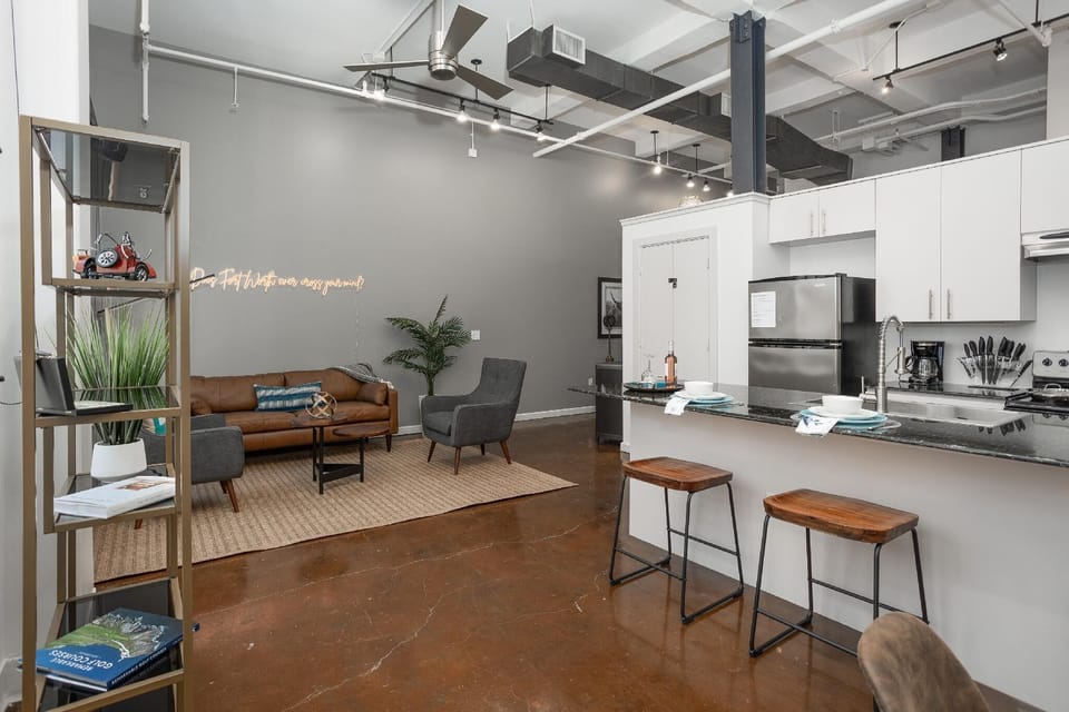 Relax in the spacious, beautifully designed living area, complete with cozy seating and chic decor, offering a perfect retreat after exploring Fort Worth’s lively downtown scene.