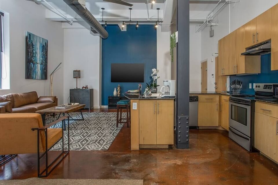 Relax in the spacious, beautifully designed living area, complete with cozy seating and chic decor, offering a perfect retreat after exploring Fort Worth’s lively downtown scene.