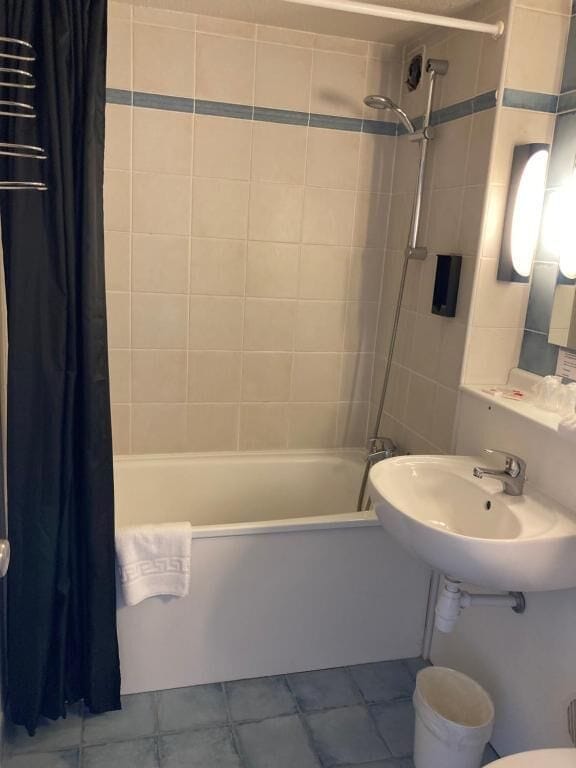 Standard Room | Bathroom | Hair dryer, towels