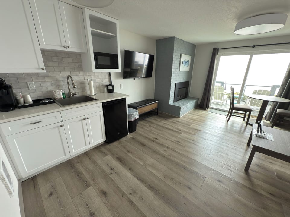 One Bedroom Suite with Deck, Ocean View | Private kitchenette | Mini-fridge, microwave, coffee/tea maker, cookware/dishes/utensils