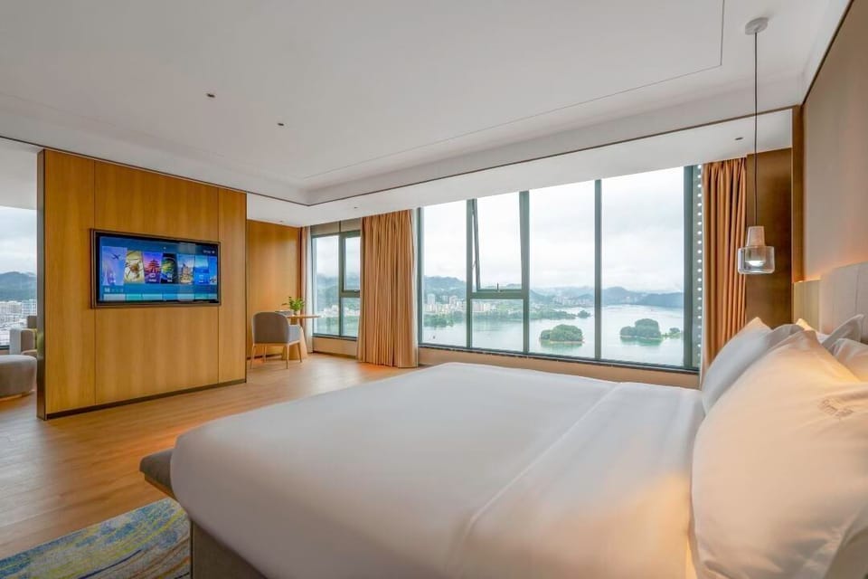 Premium Room, 1 King Bed, City View | Egyptian cotton sheets, premium bedding, down comforters