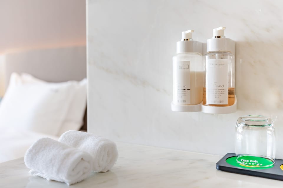 Suite, 1 Bedroom (Dining Area) | Egyptian cotton sheets, premium bedding, down comforters