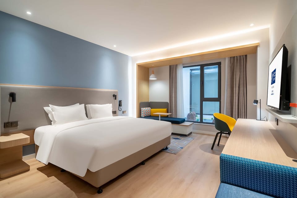 Standard Room, 1 King Bed (Atrium View) | In-room safe, desk, soundproofing, iron/ironing board