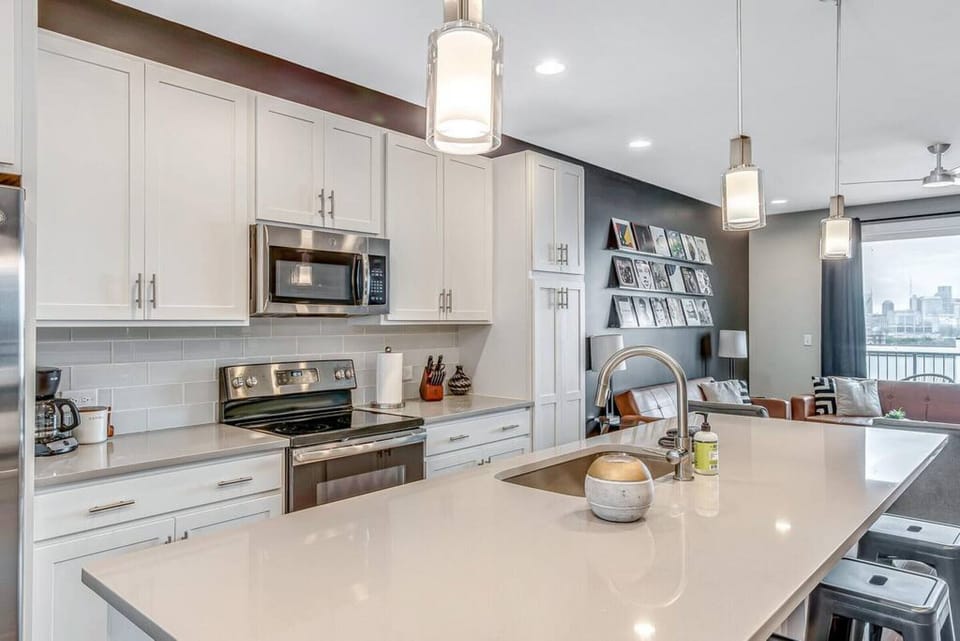 Fully stocked kitchen! Seating for 4 at the kitchen island.