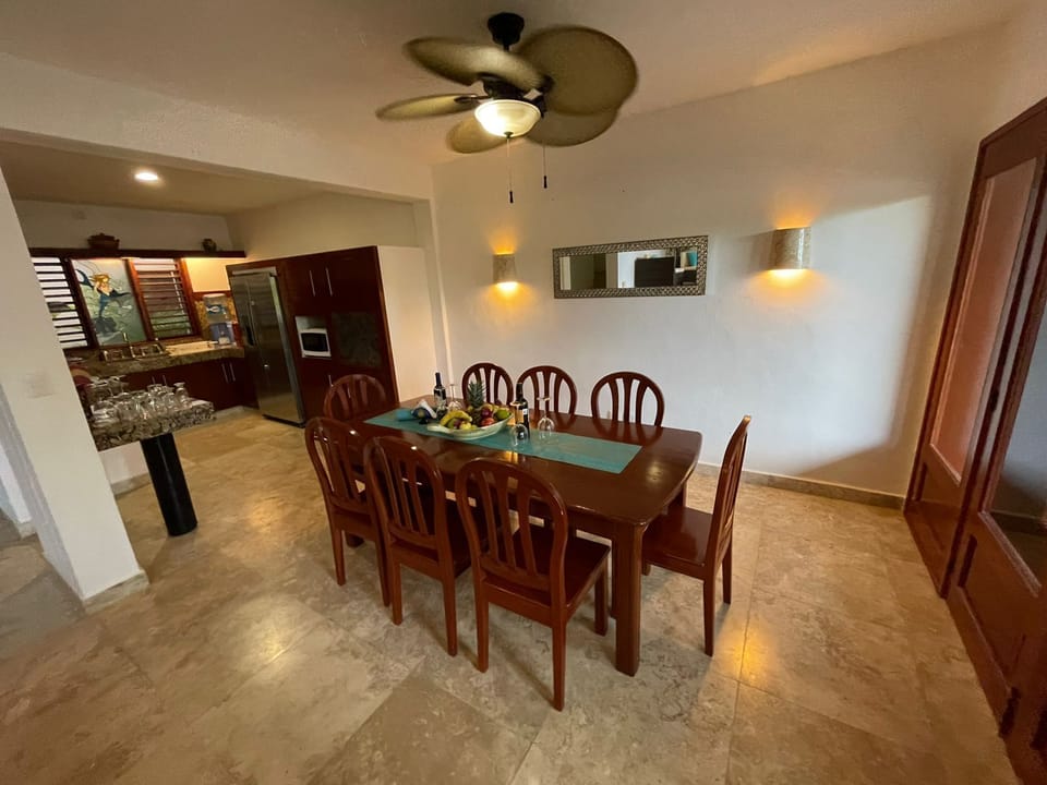 Deluxe House | Dining room