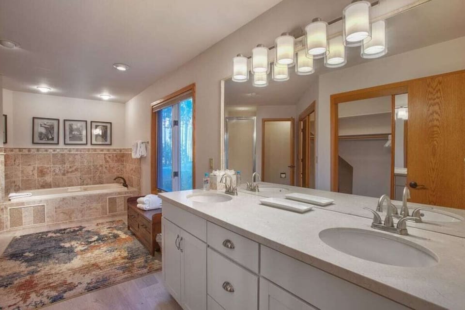 Huge master en-suite bathroom