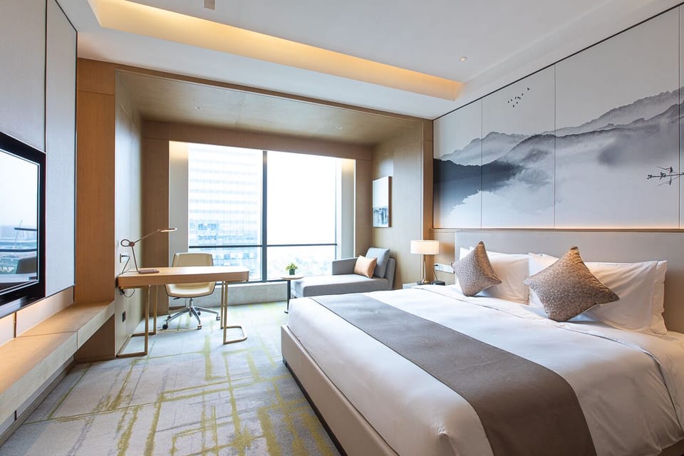 Business Room, 1 King Bed | In-room safe, desk, blackout drapes, free WiFi