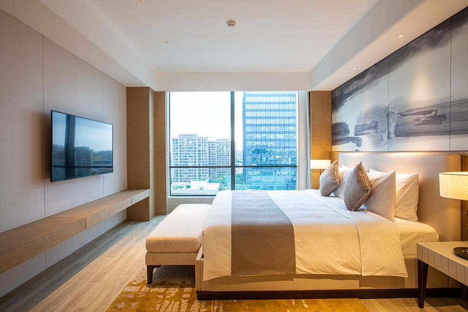 Executive Room, 1 King Bed | In-room safe, desk, blackout drapes, free WiFi