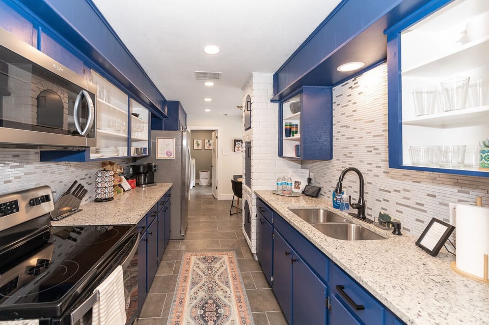 Fully equipped kitchen with all you need, including pots, pans, plates, etc. 