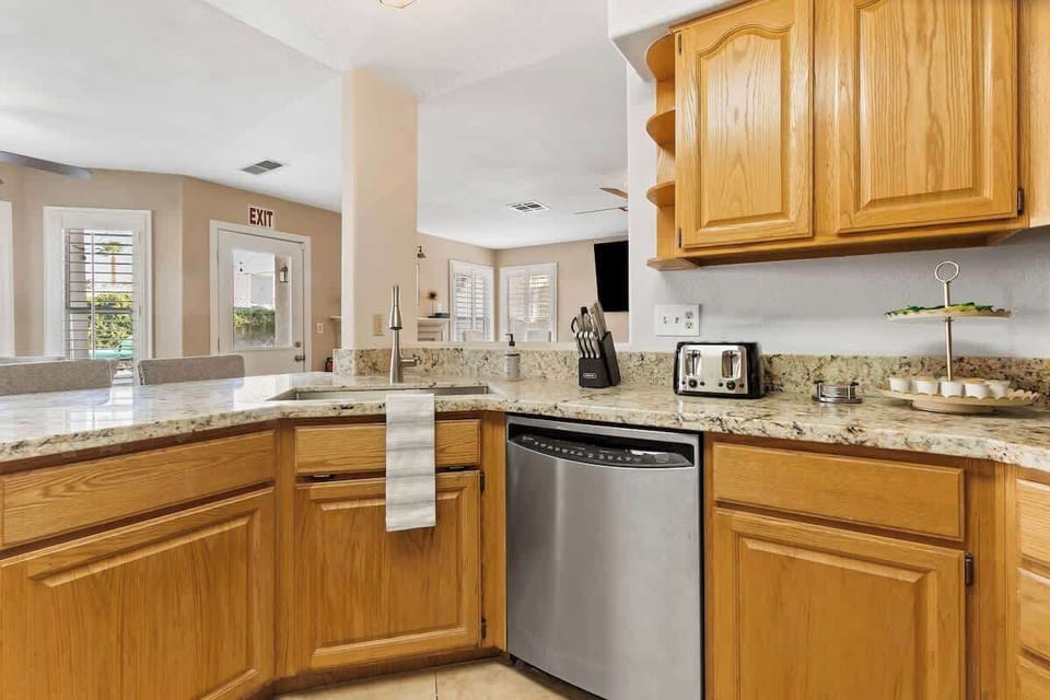 Our kitchen features new stainless steel appliances, fully stocked for the chefs of your group :)

