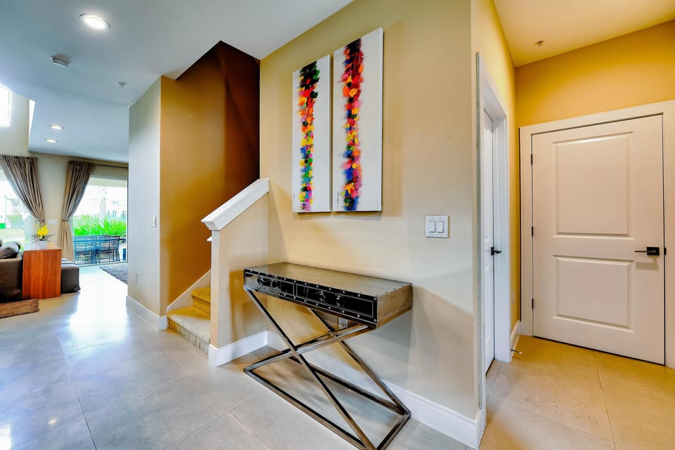 House (BEAUTIFUL Townhome OVERLOOKING THE LA) | Exterior
