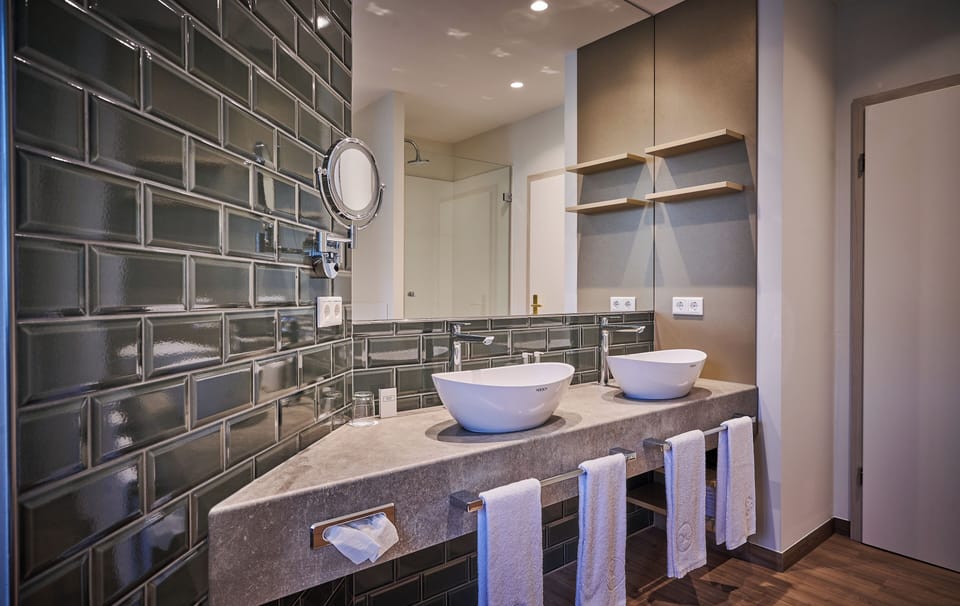 Deluxe Suite, 1 King Bed, Bathtub, City View | Bathroom | Hair dryer, towels, soap, shampoo