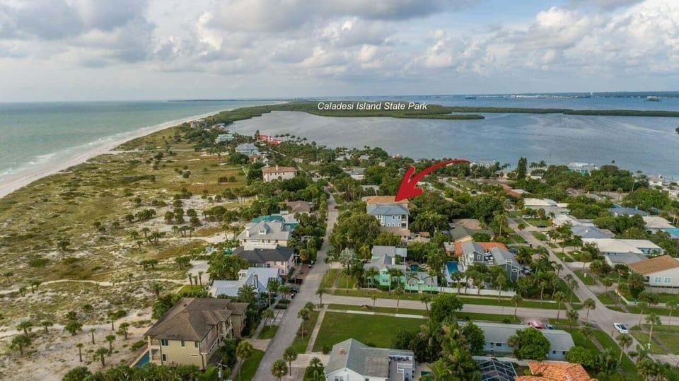 Carlouel Neighborhood: Located in the prestigious North Beach residential enclave, away from the heavy tourist foot traffic.