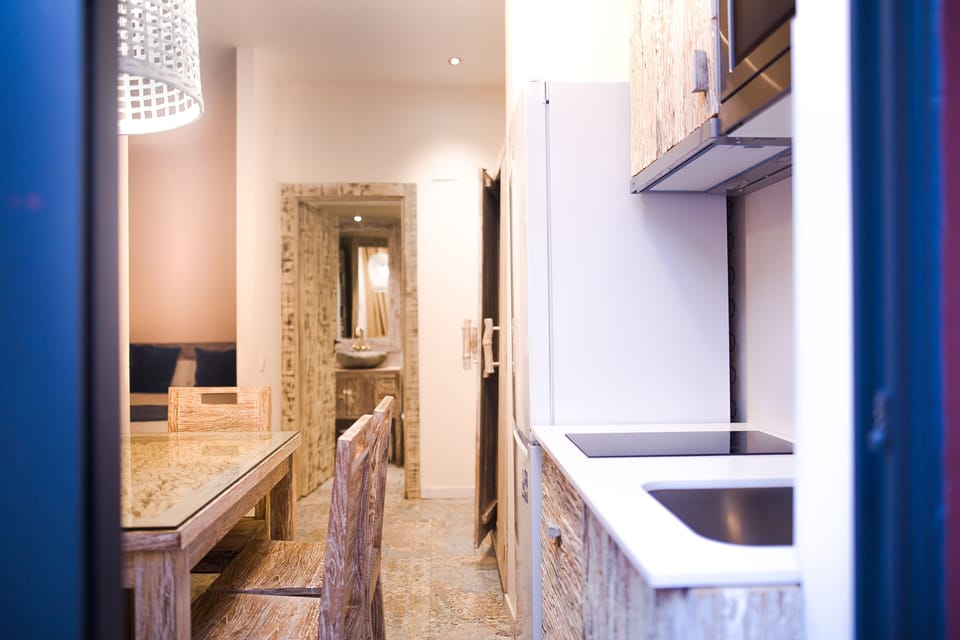 Family Apartment | Private kitchenette | Electric kettle, cleaning supplies