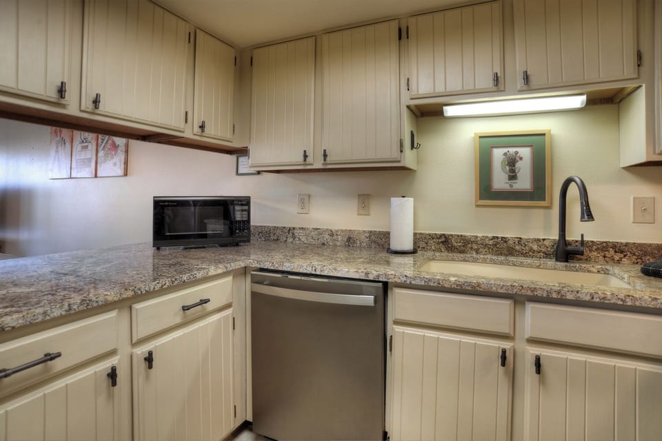 Full Kitchen with Dishwasher
